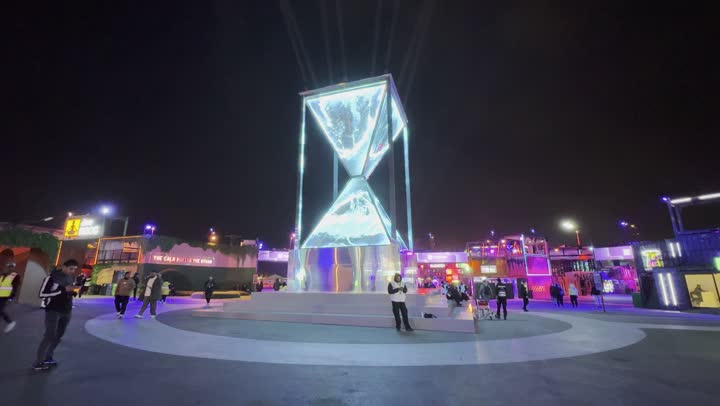 تصوير لمجسم ثلاثي الابعاد مضيء على شكل ساعه رمليه في ساحة احتفالات مهرجان ساوندستورم ميدل بيست في منطقة بنبان في مدينة الرياض، ١٣ ديسمبر ٢٠٢٥ في المملكه العربيه السعوديه ، تجربة عائلية وشبابية ممتعة ضمن فعاليات موسم الرياض
