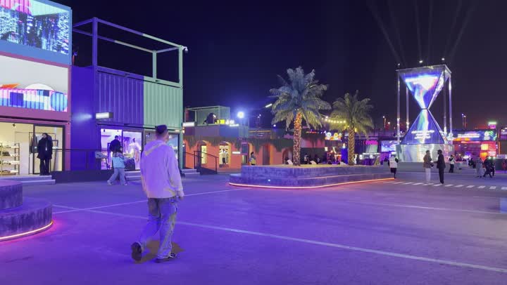 أجواء احتفالية في منطقة الأنشطة الخارجية ، مهرجان ساوندستورم ميدل بيست في منطقة بنبان في مدينة الرياض، ١٣ ديسمبر ٢٠٢٥ في المملكه العربيه السعوديه ،إضاءة بنفسجية قوية تمتد على المسار المفتوح، زوار يتجولون وسط أجواء ممتعة ومليئة بالتسلية والترفيه، تجربة عائلية وشبابية ممتعة ضمن فعاليات موسم الرياض