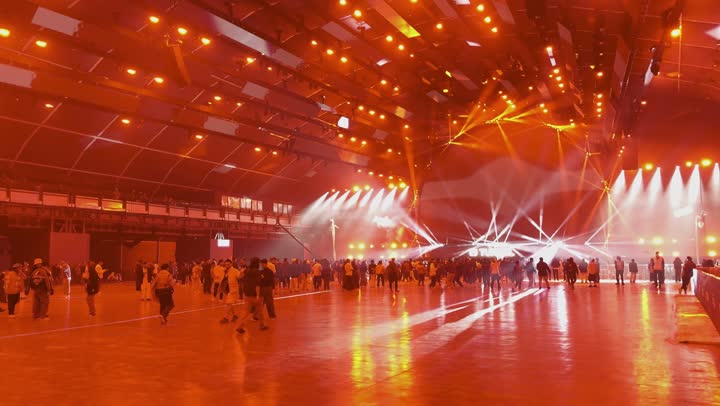 أجواء احتفالية ليلية ، تعابير التفاعل والاندماج ،مهرجان ساوندستورم ميدل بيست في منطقة بنبان في مدينة الرياض، ١٣ ديسمبر ٢٠٢٥ في المملكه العربيه السعوديه ،إضاءة حمراء قوية تمتد على المسار المفتوح، زوار يتجولون وسط أجواء مليئة بالتسلية والترفيه، تجربة عائلية وشبابية ممتعة ضمن فعاليات موسم الرياض