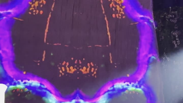 تصوير مقرب لشاشة رقميه الكترونيه مضيئه في احتفال مهرجان ساوندستورم ميدل بيست في منطقة بنبان في مدينة الرياض، ١٣ ديسمبر ٢٠٢٥ في المملكه العربيه السعوديه ، تجربة عائلية وشبابية ممتعة ضمن فعاليات موسم الرياض