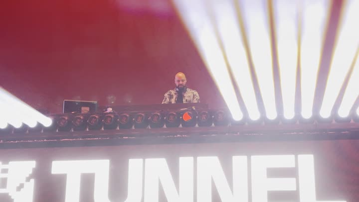 فعالية موسم الرياض ، مهرجان ساوندستورم ميدل بيست في منطقة بانبان بمدينة الرياض، ١٣ ديسمبر ٢٠٢٥ في المملكه العربيه السعودية ، تصوير لفنان الدي جي يقوم باحياء الحفل الغنائي العالمي للموسيقى والفن ،تجربه فنيه موسيقيه حديثه ترفيهيه.