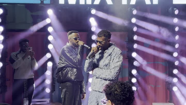 تصوير لفرقة الساوند ستورم على منصة العرض الموسيقي ، فعالية موسم الرياض ،مهرجان ساوندستورم ميدل بيست في منطقة بانبان بمدينة الرياض، ١٣ ديسمبر ٢٠٢٥ في المملكه العربيه السعوديه، احتفال غنائي عالمي للموسيقى والفن ، تجربه فنيه موسيقيه حديثه ترفيهيه.