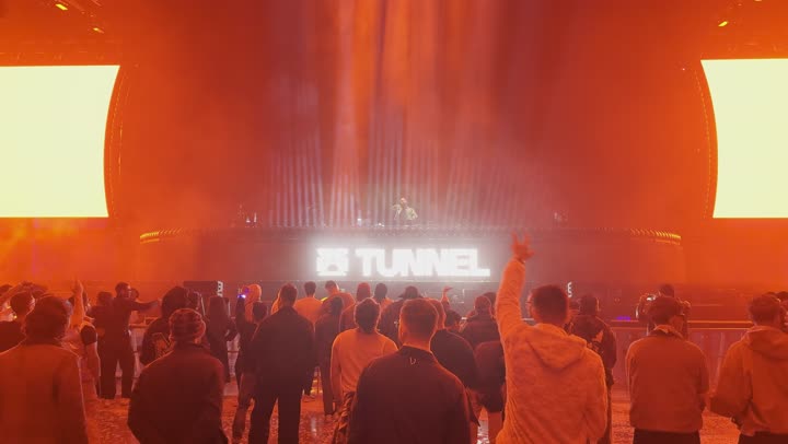 تعابير التفاعل والاندماج ، أجواء احتفالية ليلية ، مهرجان ساوندستورم ميدل بيست في منطقة بانبان في مدينة الرياض، ١٣ ديسمبر ٢٠٢٥ في المملكه العربيه السعوديه ،إضاءة حمراء قوية تمتد على المسار المفتوح، زوار يتجولون وسط أجواء مليئة بالتسلية والترفيه، تجربة عائلية وشبابية ممتعة ضمن فعاليات موسم الرياض