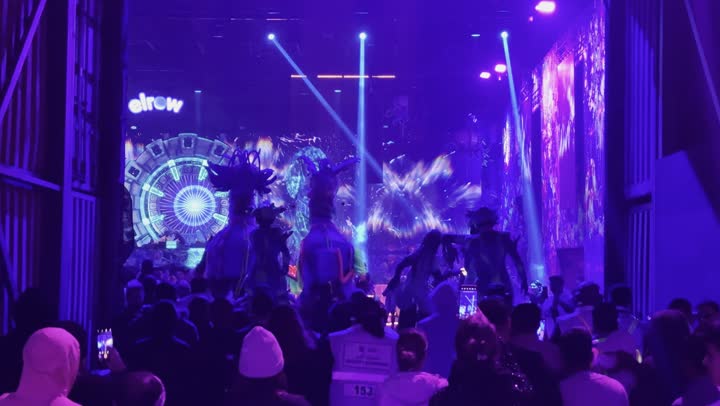 شخصيات مضيئة فى عرض مسرحي على منصة مهرجان الميدل بيست  في ١٣ ديسمبر ٢٠٢٥ في المملكه العربيه السعوديه ، تجمع جماهيري يستمتع بالعروض ،أجواء احتفالية ليلية،  احتفالات الميدل بيست في بانبان بمدينة الرياض، التسليه والترفيه  للشعب السعودي في موسم الرياض