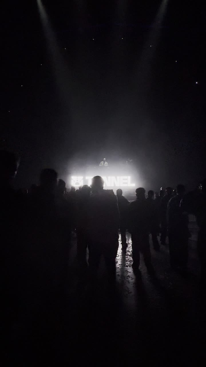 فعالية موسم الرياض ، مهرجان ساوندستورم ميدل بيست في منطقة بانبان بمدينة الرياض، ١٣ ديسمبر ٢٠٢٥ في المملكه العربيه السعوديه، احتفال عالمي للموسيقى والفن في تصوير مقرب لمنصة العرض الموسيقي  فى ضوء  خافت ،تجربه فنيه موسيقيه حديثه ترفيهيه.