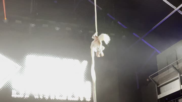 تصوير لعرض الأكروبات الهوائية بالحرير فى احتفالات مهرجان ساوندستورم ميدل بيست في منطقة بانبان في مدينة الرياض، ١٣ ديسمبر ٢٠٢٥ في المملكه العربيه السعوديه ، العاب السيرك على المسرح ،  أداء بهلواني جوي احترافي ، تجربة عائلية وشبابية ضمن فعاليات موسم الرياض