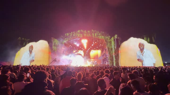 تصوير لشاشة بروجيكنور الكترونية مضيئه في منطقة احتفالات الميدل بيست في بانبان بمدينة الرياض، مهرجان غنائي موسيقي عالمي حديث في ١٣ ديسمبر ٢٠٢٥ في المملكه العربيه السعوديه ، التسليه والترفيه للشعب السعودي في موسم الرياض