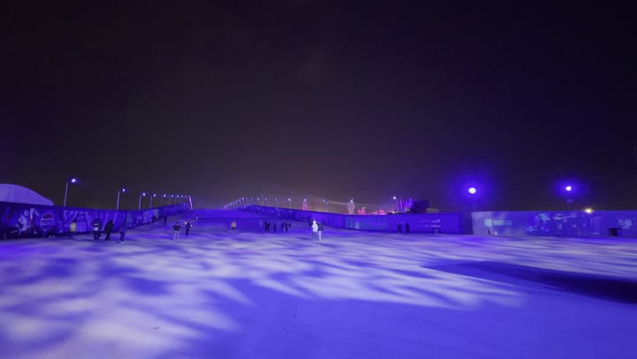 إضاءة زرقاء قوية تمتد على المسار المفتوح، زوار يتجولون وسط أجواء ليلية في منطقة الأنشطة الخارجية مهرجان ساوندستورم ميدل بيست في منطقة بانبان في مدينة الرياض،  ١٣ ديسمبر ٢٠٢٥  في المملكه العربيه السعوديه، تجربة عائلية وشبابية ضمن فعاليات موسم الرياض