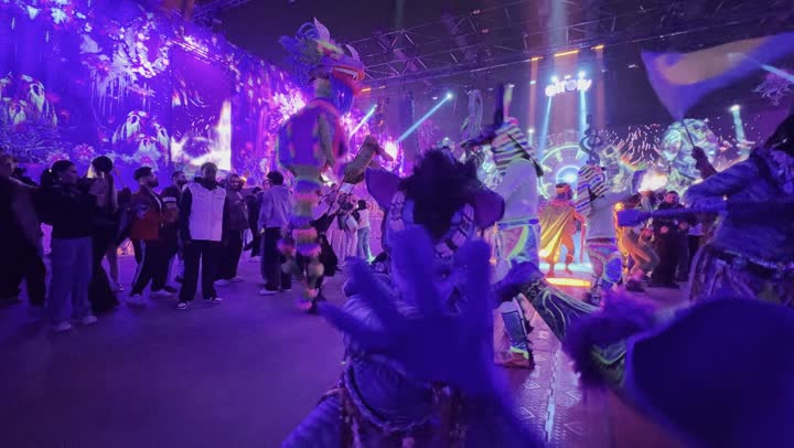 احتفالات الميدل بيست في بانبان بمدينة الرياض،  شخصيات مضيئة فى عرض مسرحي على منصة مهرجان الميدل بيست في ١٣ ديسمبر ٢٠٢٥ في المملكه العربيه السعوديه ، تجمع جماهيري يستمتع بالعروض ،أجواء احتفالية ليلية، التسليه والترفيه للشعب السعودي في موسم الرياض