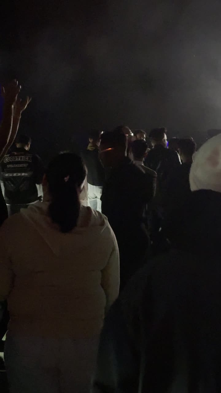 ايماءات التفاعل والاندماج ،احتفال غنائي عالمي للموسيقى والفن ، مهرجان ساوندستورم ميدل بيست في منطقة بانبان بمدينة الرياض، ١٣ ديسمبر ٢٠٢٥ في المملكه العربيه السعوديه، تصوير مقرب لفرقة الساوند ستورم  ، فعالية موسم الرياض ، تجربه فنيه موسيقيه حديثه ترفيهيه.