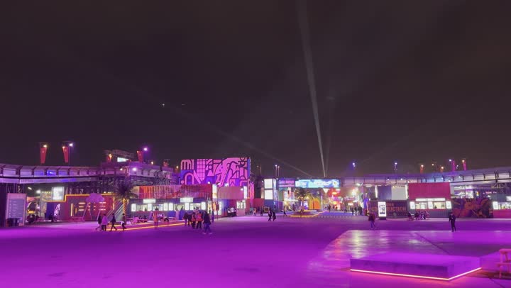 تجول الزوار في أجواء ليلية في منطقة الأنشطة الخارجية في مهرجان ساوندستورم ميدل بيست في منطقة بانبان في مدينة الرياض،  ١٣ ديسمبر ٢٠٢٥  في المملكه العربيه السعوديه، تجربة عائلية وشبابية ضمن فعاليات موسم الرياض، أجواء ممتعة ومليئة بالتسلية والترفيه