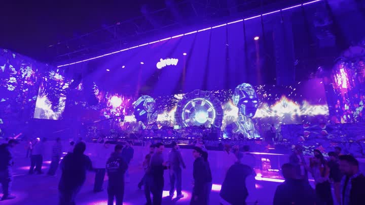 مجسمات روبوتات مضيئة، استمتاع الزوار وسط أجواء مليئة بالتسلية والترفيه، شاشات الكترونية رقمية مضيئة في مهرجان ساوندستورم ميدل بيست في منطقة بانبان في مدينة الرياض ، ١٣ ديسمبر ٢٠٢٥  في المملكه العربيه السعوديه، تجربة عائلية وشبابية ضمن فعاليات موسم الرياض