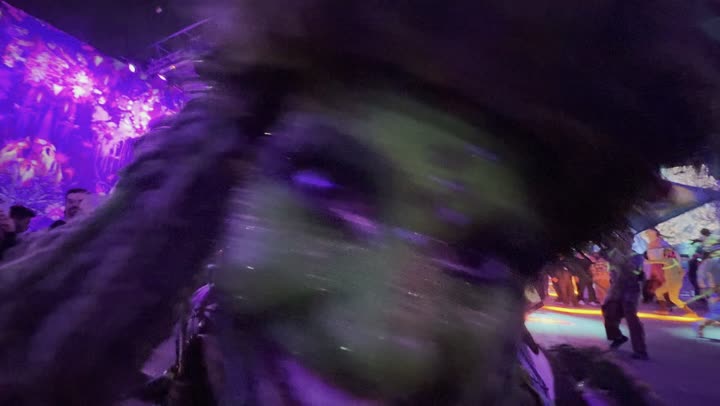 فعالية موسم الرياض تجربه فنيه موسيقيه حديثه ترفيهيه، عرض فني استعراضي، تصوير مقرب لشخصية فنية في عرض مسرحي على منصة مهرجان ساوندستورم ميدل بيست في منطقة بانبان بمدينة الرياض، ١٣ ديسمبر ٢٠٢٥ في المملكه العربيه السعوديه، احتفال عالمي للموسيقى والفن في تصوير مقرب لمنصة العرض الموسيقي