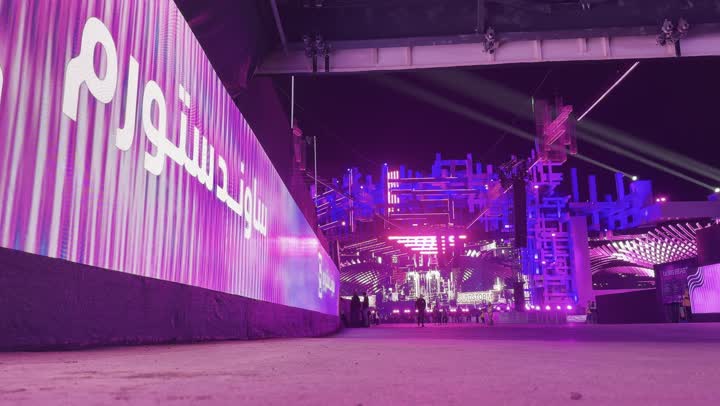 شاشات الكترونية مضيئة، تجربة عائلية وشبابية ضمن فعاليات موسم الرياض، أجواء ممتعة ومليئة بالتسلية والترفيه، أجواء ليلية في منطقة الأنشطة الخارجية في مهرجان ساوندستورم ميدل بيست في منطقة بانبان في مدينة الرياض،  ١٣ ديسمبر ٢٠٢٥  في المملكه العربيه السعوديه