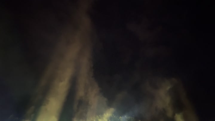 متعة الزوار بالعرض الضوئي وسط أجواء مليئة بالتسلية والترفيه، شاشات الكترونية رقمية مضيئة في مهرجان ساوندستورم ميدل بيست في منطقة بانبان في مدينة الرياض ، ١٣ ديسمبر ٢٠٢٥  في المملكه العربيه السعوديه، تجربة عائلية وشبابية ضمن فعاليات موسم الرياض