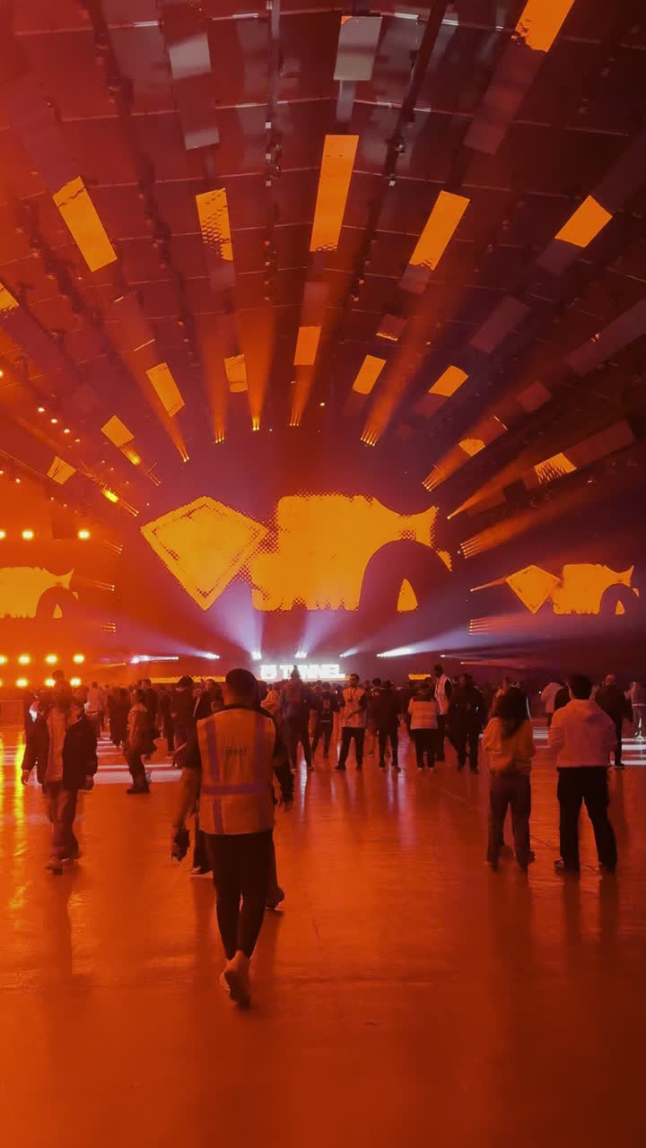 متعة الزوار والجمهور بالعرض الضوئي في منصة مهرجان ساوندستورم ميدل بيست في منطقة بانبان في مدينة الرياض،  ١٣ ديسمبر ٢٠٢٥  في المملكه العربيه السعوديه، تجربة عائلية وشبابية ضمن فعاليات موسم الرياض، أجواء ممتعة ومليئة بالتسلية والترفيه، مكان ترفيهي في العاصمة