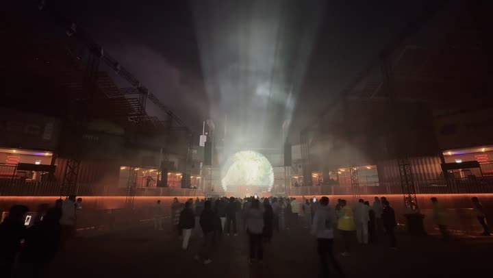 عرض الكرة الرقمية المضيئة في احتفالات مهرجان ساوندستورم ميدل بيست في منطقة بانبان في مدينة الرياض،  ١٣ ديسمبر ٢٠٢٥  في المملكه العربيه السعوديه، تجربة عائلية وشبابية ضمن فعاليات موسم الرياض، أجواء ممتعة ومليئة بالتسلية والترفيه