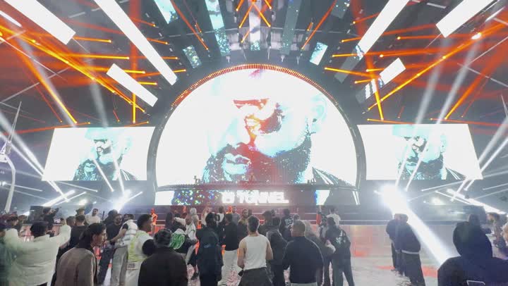 رعض فني عبر شاشات الكترونية مضيئة، متعة الزوار والجمهور بالعرض الضوئي في منصة مهرجان ساوندستورم ميدل بيست في منطقة بانبان في مدينة الرياض،  ١٣ ديسمبر ٢٠٢٥  في المملكه العربيه السعوديه، تجربة عائلية وشبابية ضمن فعاليات موسم الرياض، أجواء ممتعة ومليئة بالتسلية والترفيه