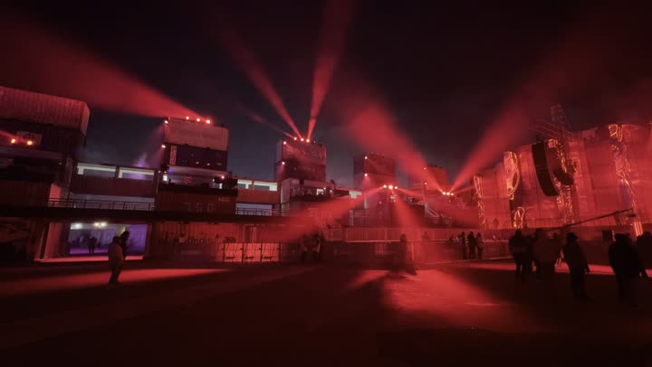 ١٣ ديسمبر ٢٠٢٥ في المملكه العربيه السعوديه،  تجربه فنيه موسيقيه حديثه ترفيهيه، فعالية موسم الرياض، احتفال عالمي للموسيقى والفن، استمتاع الزوار بالعرض الضوئي باللون الاحمر على منصة مهرجان ساوندستورم ميدل بيست في منطقة بانبان بمدينة الرياض، شاشات الكترونية رقمية مضيئة