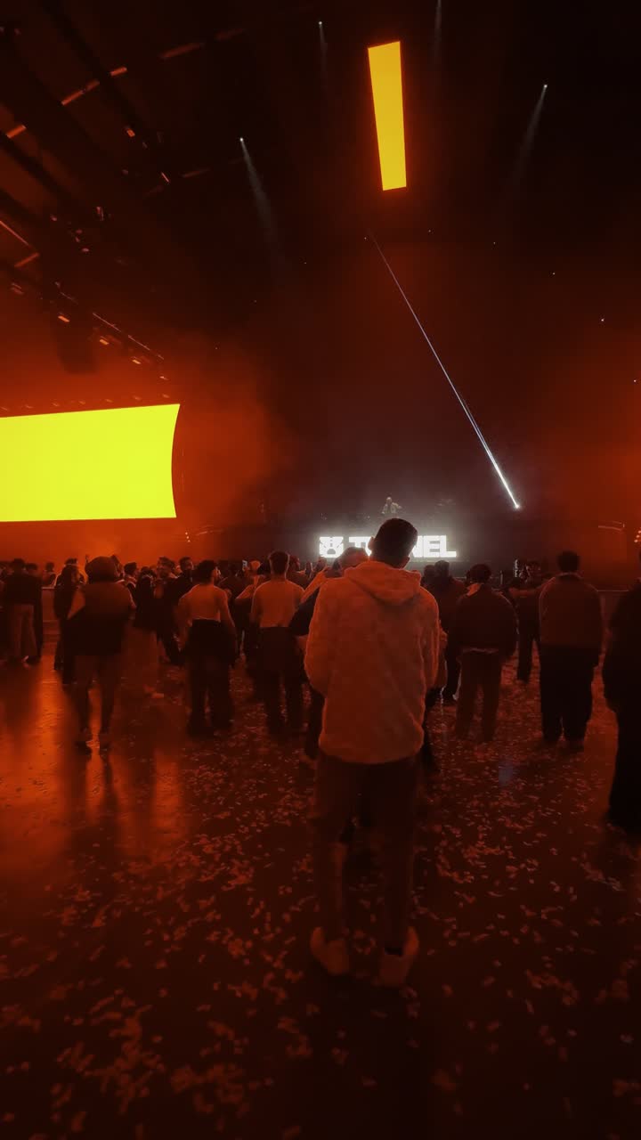 ايماءات استمتاع الزوار في منصة مهرجان ساوندستورم ميدل بيست في منطقة بانبان في مدينة الرياض،  ١٣ ديسمبر ٢٠٢٥  في المملكه العربيه السعوديه، تجربة عائلية وشبابية ضمن فعاليات موسم الرياض، أجواء ممتعة ومليئة بالتسلية والترفيه، مكان ترفيهي في العاصمة، عرض فني ضوئي