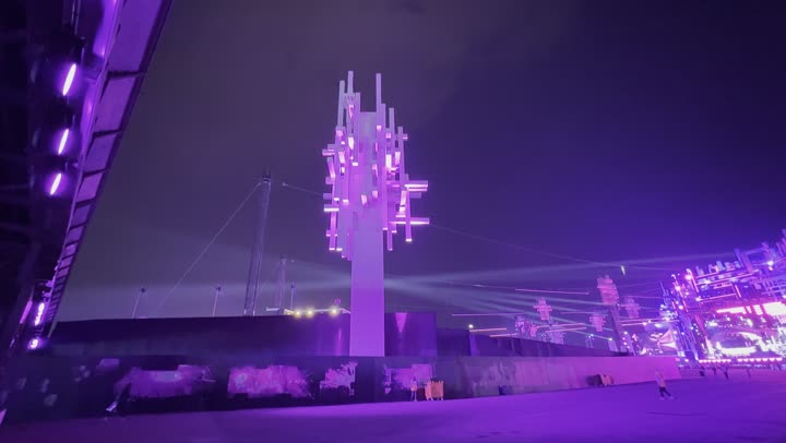 أعمدة ومجسمات خشبية في مهرجان ساوندستورم ميدل بيست في منطقة بانبان في مدينة الرياض،  ١٣ ديسمبر ٢٠٢٥  في المملكه العربيه السعوديه، تجربة عائلية وشبابية ضمن فعاليات موسم الرياض، أجواء ممتعة ومليئة بالتسلية والترفيه، مكان ترفيهي في العاصمة