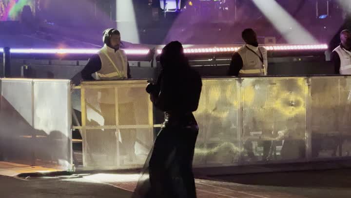 دي جي يقوم بوضع الموسيقى بإيماءات الاستمتاع، شخصية فنية في عرض مسرحي على منصة مهرجان ساوندستورم ميدل بيست في منطقة بانبان بمدينة الرياض، ١٣ ديسمبر ٢٠٢٥ في المملكه العربيه السعوديه، فعالية موسم الرياض تجربه فنيه موسيقيه حديثه ترفيهيه، احتفال عالمي للموسيقى والفن