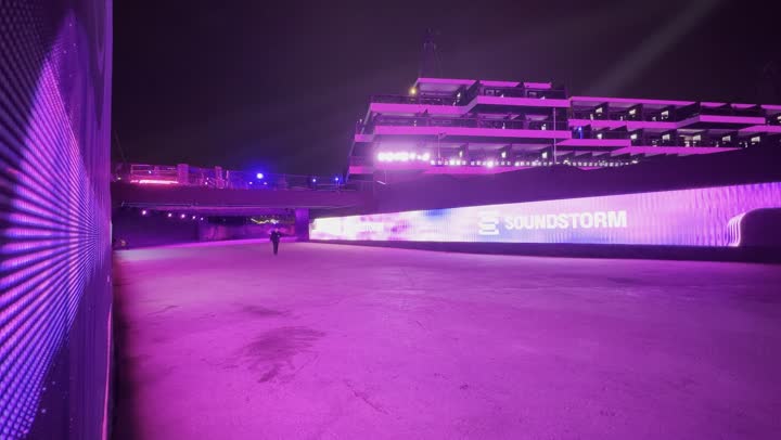 شاشة الكترونية مضيئة، تجربة عائلية وشبابية ضمن فعاليات موسم الرياض، أجواء ممتعة ومليئة بالتسلية والترفيه، أجواء ليلية في منطقة الأنشطة الخارجية في مهرجان ساوندستورم ميدل بيست في منطقة بانبان في مدينة الرياض،  ١٣ ديسمبر ٢٠٢٥  في المملكه العربيه السعوديه