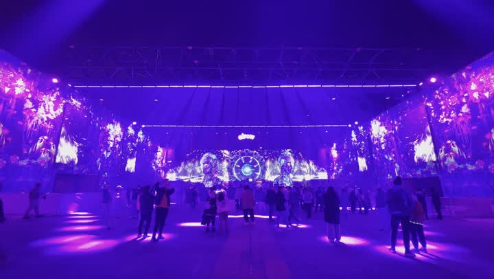 شاشات الكترونية رقمية مضيئة في مهرجان ساوندستورم ميدل بيست في منطقة بانبان في مدينة الرياض ، ١٣ ديسمبر ٢٠٢٥  في المملكه العربيه السعوديه، تجربة عائلية وشبابية ضمن فعاليات موسم الرياض، تجول الزوار وسط أجواء ممتعة ومليئة بالتسلية والترفيه