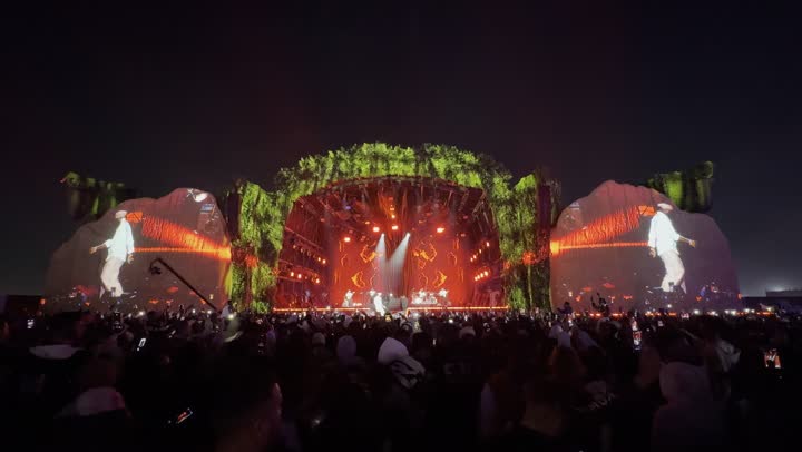 الاستمتاع بالعرض عبر شاشات الكترونية رقمية مضيئة في مهرجان ساوندستورم ميدل بيست في منطقة بانبان في مدينة الرياض ، ١٣ ديسمبر ٢٠٢٥  في المملكه العربيه السعوديه، تجربة عائلية وشبابية ضمن فعاليات موسم الرياض، تجول الزوار وسط أجواء ممتعة ومليئة بالتسلية والترفيه