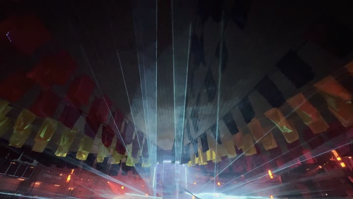 تجربه فنيه موسيقيه حديثه ترفيهيه، فعالية موسم الرياض، احتفال عالمي للموسيقى والفن، استمتاع الزوار بالعرض الضوئي على منصة مهرجان ساوندستورم ميدل بيست في منطقة بانبان بمدينة الرياض، ١٣ ديسمبر ٢٠٢٥ في المملكه العربيه السعوديه