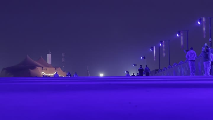 إضاءة زرقاء ممتدة على المسار المفتوح، تجربة عائلية وشبابية ضمن فعاليات موسم الرياض، تجول الزوار وسط أجواء ممتعة ومليئة بالتسلية والترفيه، أجواء ليلية في منطقة الأنشطة الخارجية مهرجان ساوندستورم ميدل بيست في منطقة بانبان في مدينة الرياض،  ١٣ ديسمبر ٢٠٢٥  في المملكه العربيه السعوديه