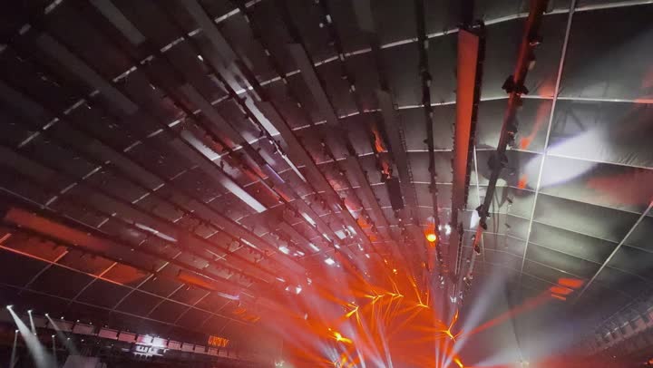 تجربه فنيه موسيقيه حديثه ترفيهيه، فعالية موسم الرياض، احتفال عالمي للموسيقى والفن، استمتاع الزوار بالعرض الضوئي على منصة مهرجان ساوندستورم ميدل بيست في منطقة بانبان بمدينة الرياض، ١٣ ديسمبر ٢٠٢٥ في المملكه العربيه السعوديه