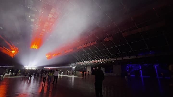 فعالية موسم الرياض تجربه فنيه موسيقيه حديثه ترفيهيه، ، احتفال عالمي للموسيقى والفن، استمتاع الزوار بالعرض الضوئي على منصة مهرجان ساوندستورم ميدل بيست في منطقة بانبان بمدينة الرياض، ١٣ ديسمبر ٢٠٢٥ في المملكه العربيه السعوديه