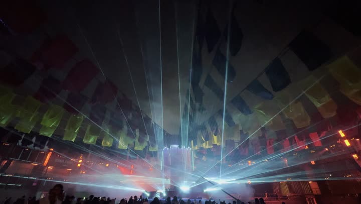 ١٣ ديسمبر ٢٠٢٥ في المملكه العربيه السعوديه،  تجربه فنيه موسيقيه حديثه ترفيهيه، فعالية موسم الرياض، احتفال عالمي للموسيقى والفن، استمتاع الزوار بالعرض الضوئي على منصة مهرجان ساوندستورم ميدل بيست في منطقة بانبان بمدينة الرياض