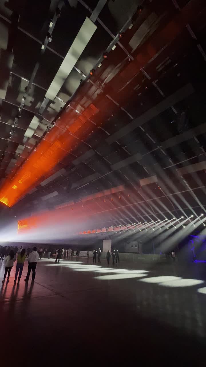 فعالية موسم الرياض تجربه فنيه موسيقيه حديثه ترفيهيه، ، احتفال عالمي للموسيقى والفن، استمتاع الزوار بالعرض الضوئي على منصة مهرجان ساوندستورم ميدل بيست في منطقة بانبان بمدينة الرياض، ١٣ ديسمبر ٢٠٢٥ في المملكه العربيه السعوديه