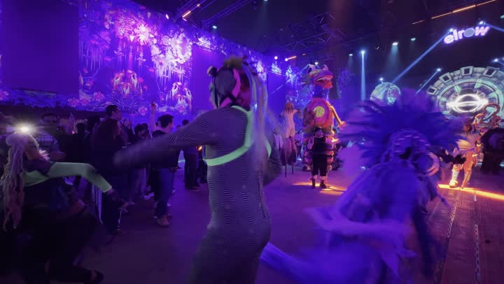 عروض فنية استعراضية، شخصيات تنكرية في عرض مسرحي على منصة مهرجان ساوندستورم ميدل بيست في منطقة بانبان بمدينة الرياض، ١٣ ديسمبر ٢٠٢٥ في المملكه العربيه السعوديه، احتفال عالمي للموسيقى والفن في تصوير مقرب لمنصة العرض الموسيقي ، فعالية موسم الرياض تجربه فنيه موسيقيه حديثه ترفيهيه