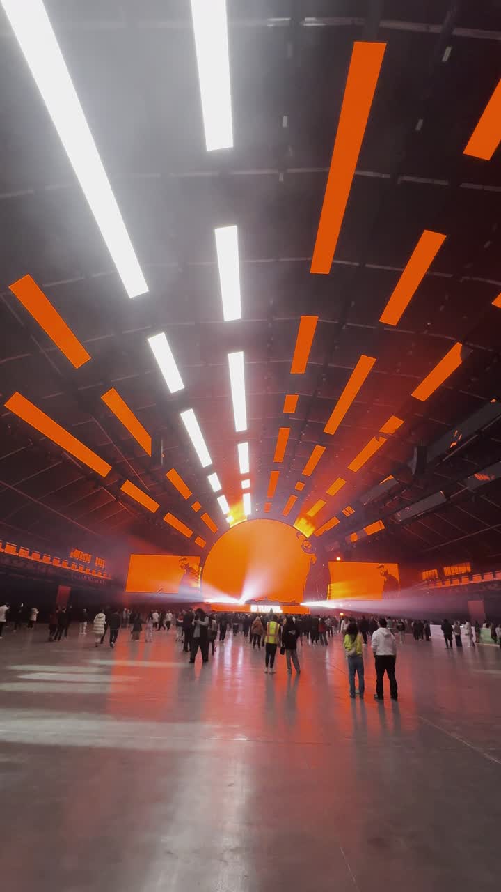 احتفال عالمي للموسيقى والفن، استمتاع الزوار بالعرض الضوئي على منصة مهرجان ساوندستورم ميدل بيست في منطقة بانبان بمدينة الرياض، ١٣ ديسمبر ٢٠٢٥ في المملكه العربيه السعوديه، فعالية موسم الرياض تجربه فنيه موسيقيه حديثه ترفيهيه، خلفية مجسمات مضيئة ثلاثية الابعاد