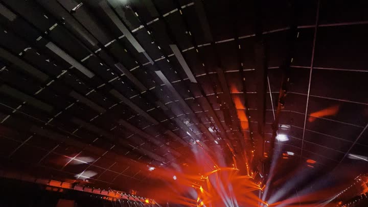 احتفال عالمي للموسيقى والفن، استمتاع الزوار بالعرض الضوئي على منصة مهرجان ساوندستورم ميدل بيست في منطقة بانبان بمدينة الرياض، ١٣ ديسمبر ٢٠٢٥ في المملكه العربيه السعوديه، فعالية موسم الرياض تجربه فنيه موسيقيه حديثه ترفيهيه، خلفية مجسمات مضيئة ثلاثية الابعاد