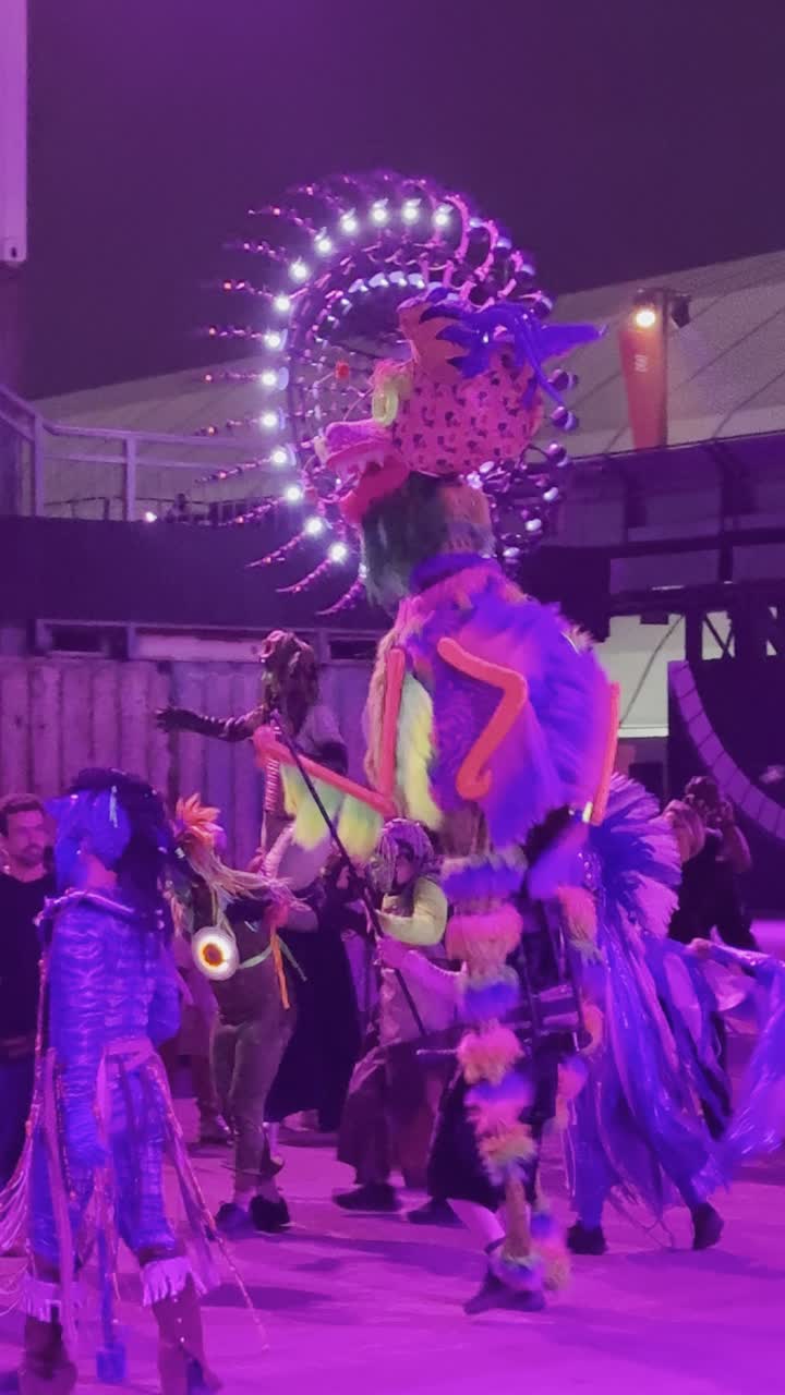 مهرجان واحتفال عالمي للموسيقى والفن في تصوير مقرب لمنصة العرض الموسيقي، فعالية موسم الرياض تجربه فنيه موسيقيه حديثه ترفيهيه، شخصيات فنية في عرض مسرحي على منصة مهرجان ساوندستورم ميدل بيست في منطقة بانبان بمدينة الرياض، ١٣ ديسمبر ٢٠٢٥ في المملكه العربيه السعوديه