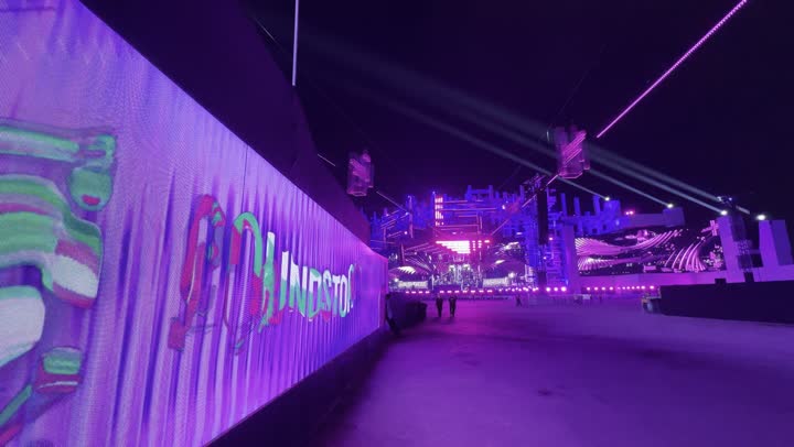 شاشة الكترونية مضيئة، تجربة عائلية وشبابية ضمن فعاليات موسم الرياض، أجواء ممتعة ومليئة بالتسلية والترفيه، أجواء ليلية في منطقة الأنشطة الخارجية في مهرجان ساوندستورم ميدل بيست في منطقة بانبان في مدينة الرياض،  ١٣ ديسمبر ٢٠٢٥  في المملكه العربيه السعوديه