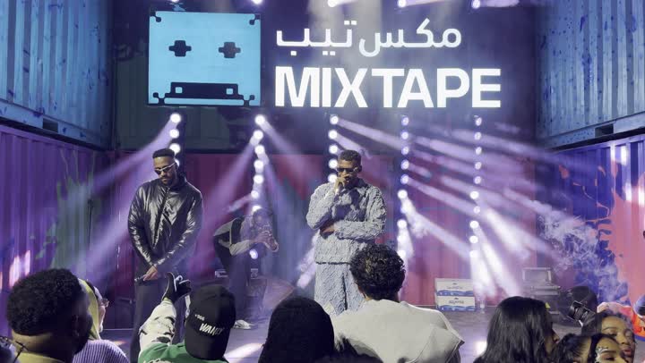 احتفال غنائي موسيقى عالمي في ١٣ ديسمبر ٢٠٢٥، تجربه فنيه موسيقيه ترفيهيه حديثه، تجمع جمهوري عربي خليجي سعودي امام فرقة الساوند ستورم في مهرجان الميدل بيست في منطقة بنان بمدينة الرياض، فعالية موسم الرياض، ايماءات التفاعل و الاندماج