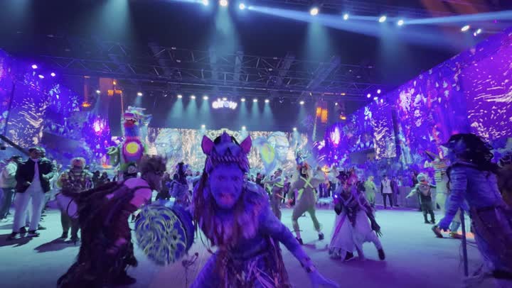 عرض فني استعراضي، شخصيات فنية في عرض مسرحي على منصة مهرجان ساوندستورم ميدل بيست في منطقة بانبان بمدينة الرياض، ١٣ ديسمبر ٢٠٢٥ في المملكه العربيه السعوديه، احتفال عالمي للموسيقى والفن في تصوير مقرب لمنصة العرض الموسيقي ، فعالية موسم الرياض تجربه فنيه موسيقيه حديثه ترفيهيه