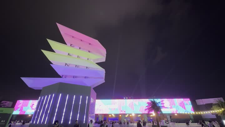 تصوير مقرب لمجسم مضيء في منطقة احتفالات الميدل بيست في بانبان بمدينة الرياض،  مهرجان غنائي  موسيقي عالمي حديث في ١٣ ديسمبر ٢٠٢٥ في المملكه العربيه السعوديه،  التسليه والترفيه  للشعب السعودي في موسم الرياض