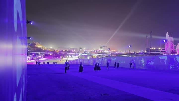 تجربة عائلية وشبابية ضمن فعاليات موسم الرياض، تجول الزوار وسط أجواء ممتعة ومليئة بالتسلية والترفيه، أجواء ليلية في منطقة الأنشطة الخارجية مهرجان ساوندستورم ميدل بيست في منطقة بانبان في مدينة الرياض،  ١٣ ديسمبر ٢٠٢٥  في المملكه العربيه السعوديه