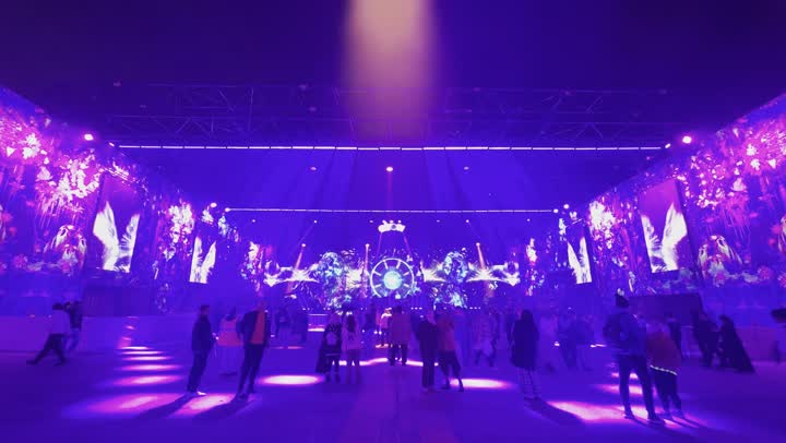 مهرجان غنائي موسيقي عالمي حديث في ١٣ ديسمبر ٢٠٢٥ في المملكه العربيه السعوديه، تجول وتجمع الجمهور في ساوندستورم ميدل بيست في بانبان بمدينة الرياض، التسليه والترفيه  للشعب السعودي في موسم الرياض، شاشات الكترونية رقمية مضيئة