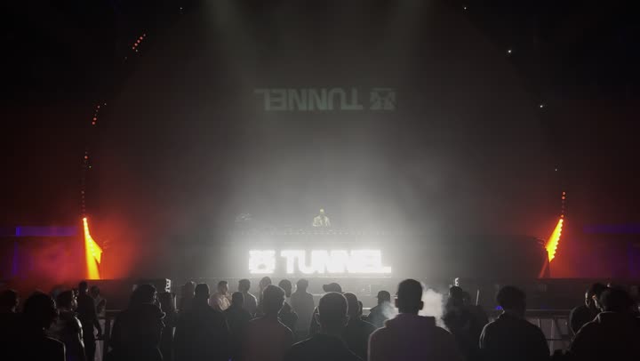 مفهوم الغناء والطرب، تصوير مقرب لفرقة الساوند ستورم في مهرجان الميدل بيست في منطقة بنان بمدينة الرياض ، احتفال غنائي موسيقى عالمي في ١٣ ديسمبر ٢٠٢٥ ، فعالية موسم الرياض تجربه فنيه موسيقيه ترفيهيه حديثه