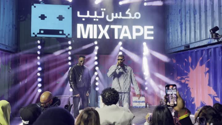 تجربه فنيه موسيقيه ترفيهيه حديثه، تجمع جمهوري عربي خليجي سعودي امام فرقة الساوند ستورم في مهرجان الميدل بيست في منطقة بنان بمدينة الرياض ، التقاط الصور الذكارية من خلال الهاتف المحمول، احتفال غنائي موسيقى عالمي في ١٣ ديسمبر ٢٠٢٥ ، فعالية موسم الرياض