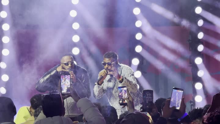 تجمع جمهوري عربي خليجي سعودي امام فرقة الساوند ستورم في مهرجان الميدل بيست في منطقة بنان بمدينة الرياض ، التقاط الصور الذكارية من خلال الهاتف المحمول، احتفال غنائي موسيقى عالمي في ١٣ ديسمبر ٢٠٢٥ ، فعالية موسم الرياض ، تجربه فنيه موسيقيه ترفيهيه حديثه