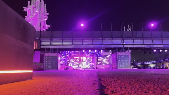 فعالية موسم الرياض ، مهرجان ساوندستورم ميدل بيست في منطقة بانبان بمدينة الرياض ، احتفال عالمي للموسيقى والفن في ١٣ ديسمبر ٢٠٢٥ في المملكه العربيه السعوديه، تصوير مقرب لمنصة العرض الموسيقي ، تجربه فنيه موسيقيه حديثه ترفيهيه