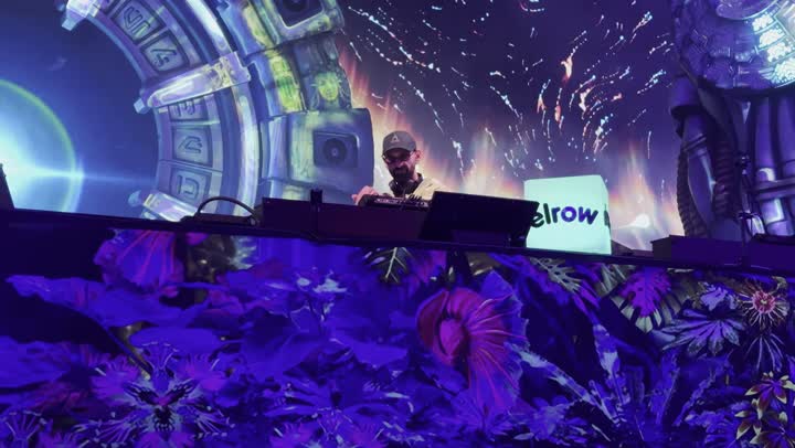 تصوير مقرب لفرقة الساوند ستورم في مهرجان الميدل بيست في منطقة بانبان بمدينة الرياض ، احتفال غنائي موسيقى عالمي في ١٣ ديسمبر ٢٠٢٥ ، فعالية موسم الرياض تجربه فنيه موسيقيه ترفيهيه حديثه ، مفهوم الغناء والطرب